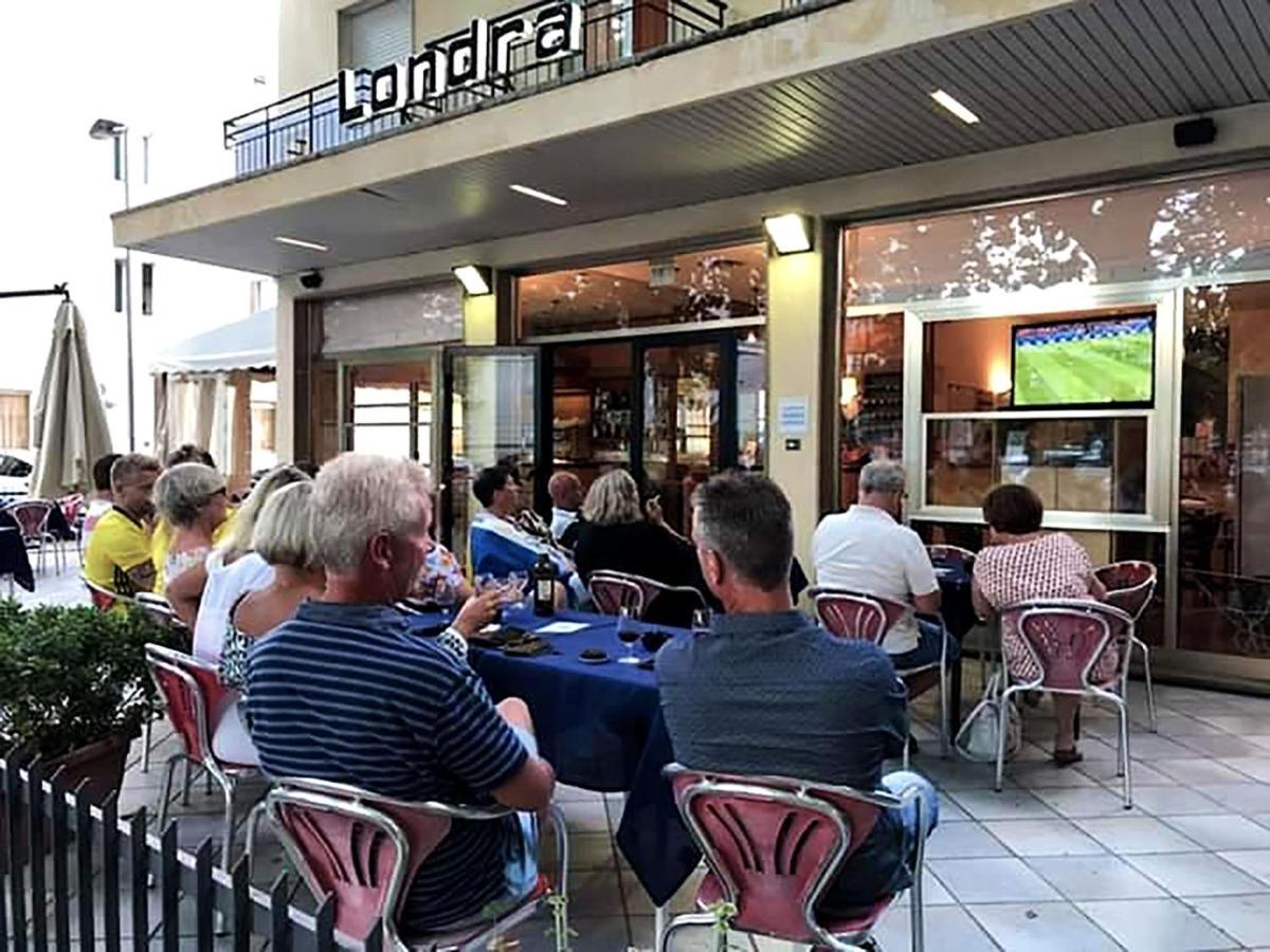 Hotel Londra Rimini Luaran gambar