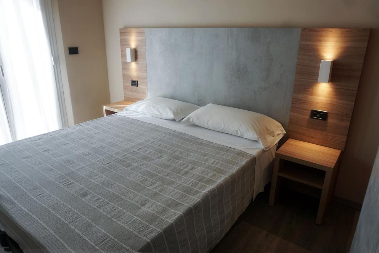Hotel Londra Rimini Luaran gambar