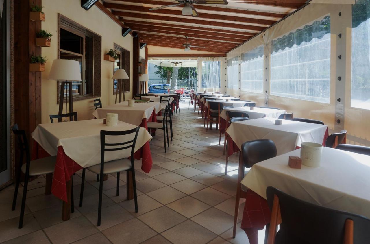 Hotel Londra Rimini Luaran gambar